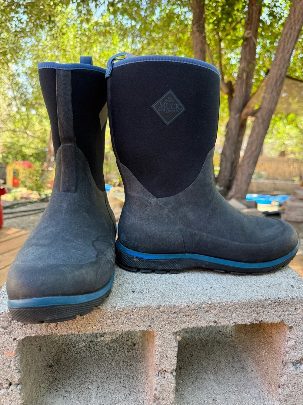 Muck Boot Company Kid's Element Neoprene boots in black and blue
